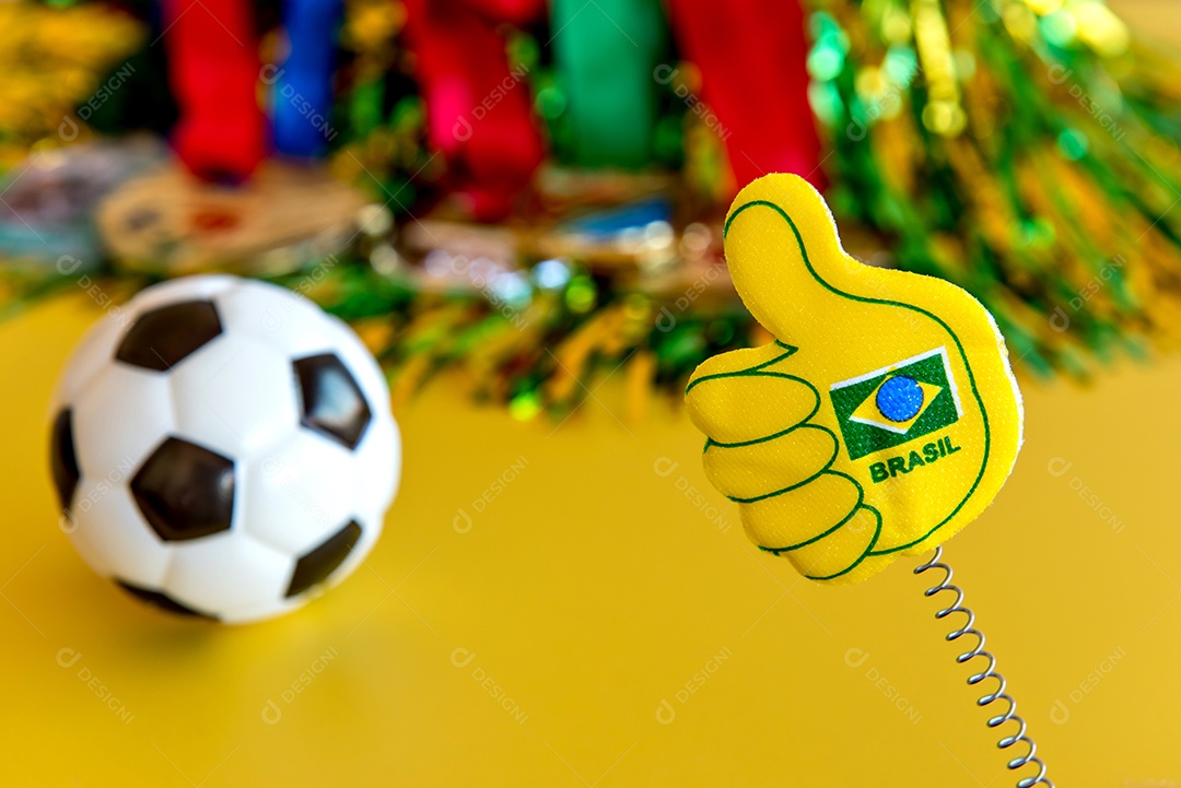 Copa do Mundo, itens da torcida brasileira em fundo amarelo.