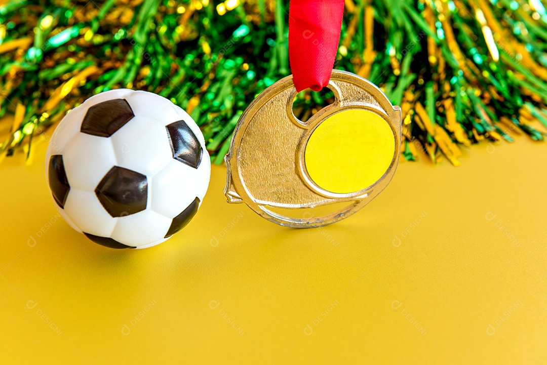 Copa do Mundo, itens da torcida brasileira em fundo amarelo.