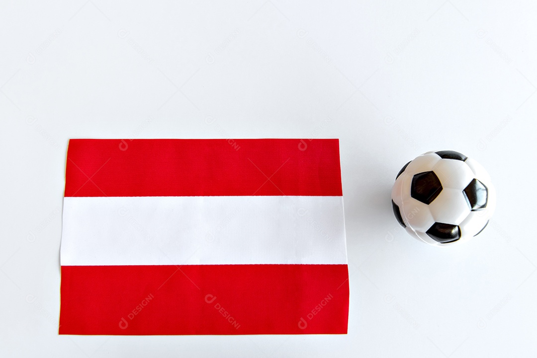 Bola de futebol e bandeira da Áustria em fundo branco.