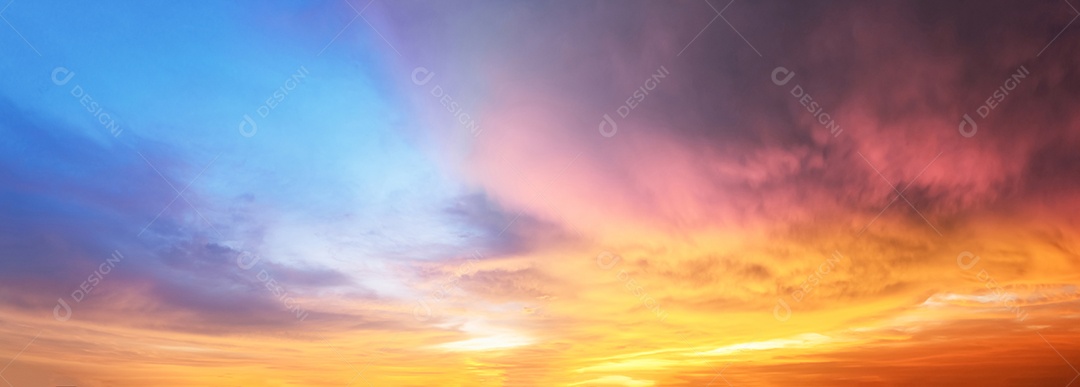 Céu crepuscular da hora dourada de Cloun bonito panorâmico. Fundo de natureza lindo céu. Incrível pôr do sol colorido do céu. papel de parede