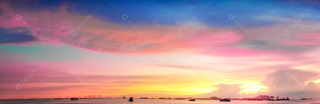 Céu crepuscular da hora dourada de Cloun bonito panorâmico. Fundo de natureza lindo céu. Incrível pôr do sol colorido do céu. papel de parede
