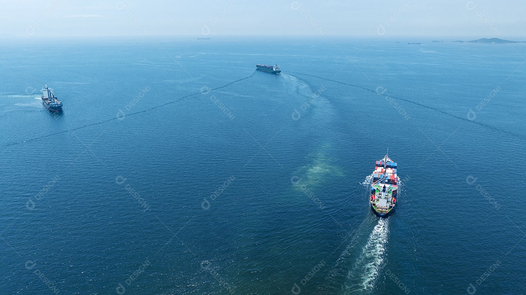 Popa de grande navio de carga importação exportação caixa de contêiner no mar oceano no céu azul conceito de terra de fundo transporte logística e serviço ao cliente e mudança de fornecimento