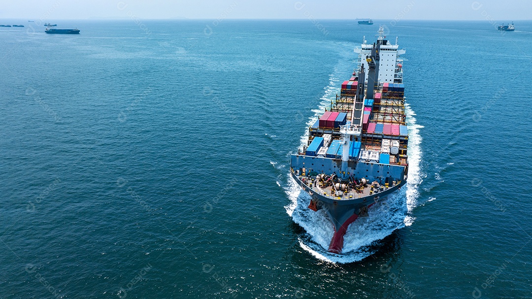 Frente aérea do navio de carga transportando contêiner e correndo perto do serviço de logística inteligente do conceito de porto marítimo de depósito personalizado internacional. mastro do remetente