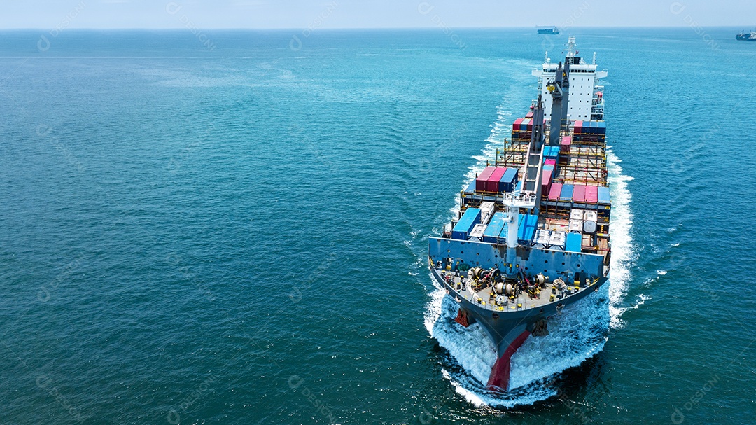 Frente aérea do navio de carga transportando contêiner e correndo perto do serviço de logística inteligente do conceito de porto marítimo de depósito personalizado internacional. mastro do remetente