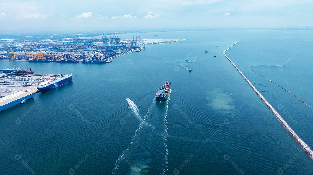 Popa de grande navio de carga importação exportação caixa de contêiner no mar oceano no céu azul conceito de terra de fundo transporte logística e serviço ao cliente e mudança de fornecimento