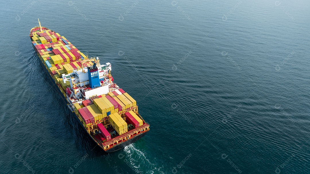 Popa de grande navio de carga importação exportação caixa de contêiner no mar oceano no céu azul conceito de terra de fundo transporte logística e serviço ao cliente e mudança de fornecimento