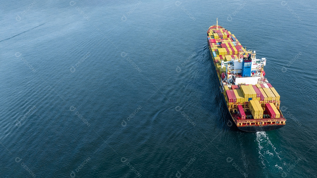 Popa de grande navio de carga importação exportação caixa de contêiner no mar oceano no céu azul conceito de terra de fundo transporte logística e serviço ao cliente e mudança de fornecimento