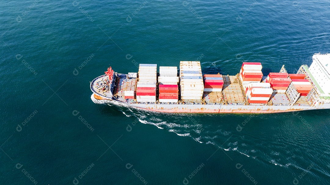 Lado do navio de carga transportando contêiner e correndo perto do serviço de logística inteligente do conceito de porto marítimo de depósito personalizado internacional. mastro do remetente