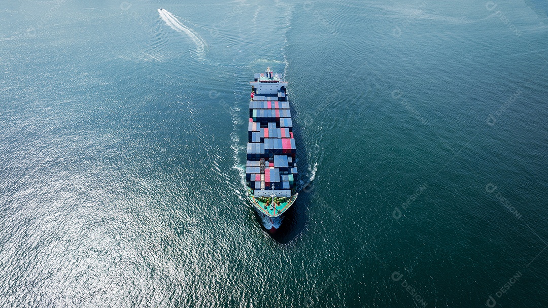 Frente aérea do navio de carga transportando contêiner e correndo perto do serviço de logística inteligente do conceito de porto marítimo de depósito personalizado internacional. mastro do remetente