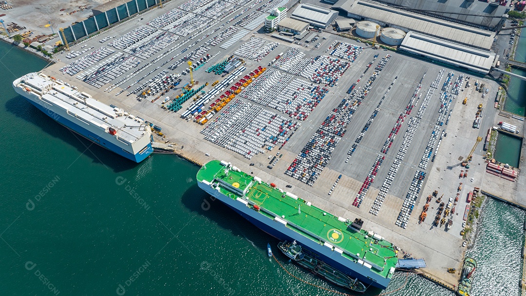 Muitos carros novos executando o navio de carga, para carros de transporte de exportação de importação por navio de serviço de encaminhamento de frete, transporte de revendedor de transporte logístico Cars Cars Export Terminal em Yokohama