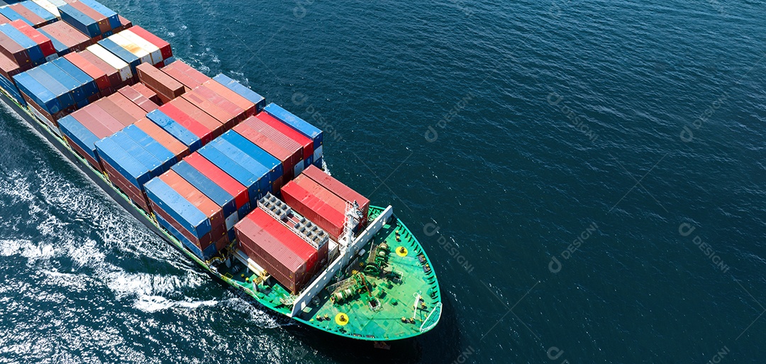 Frente aérea do navio de carga transportando contêiner e correndo perto do serviço de logística inteligente do conceito de porto marítimo de depósito personalizado internacional. mastro do remetente