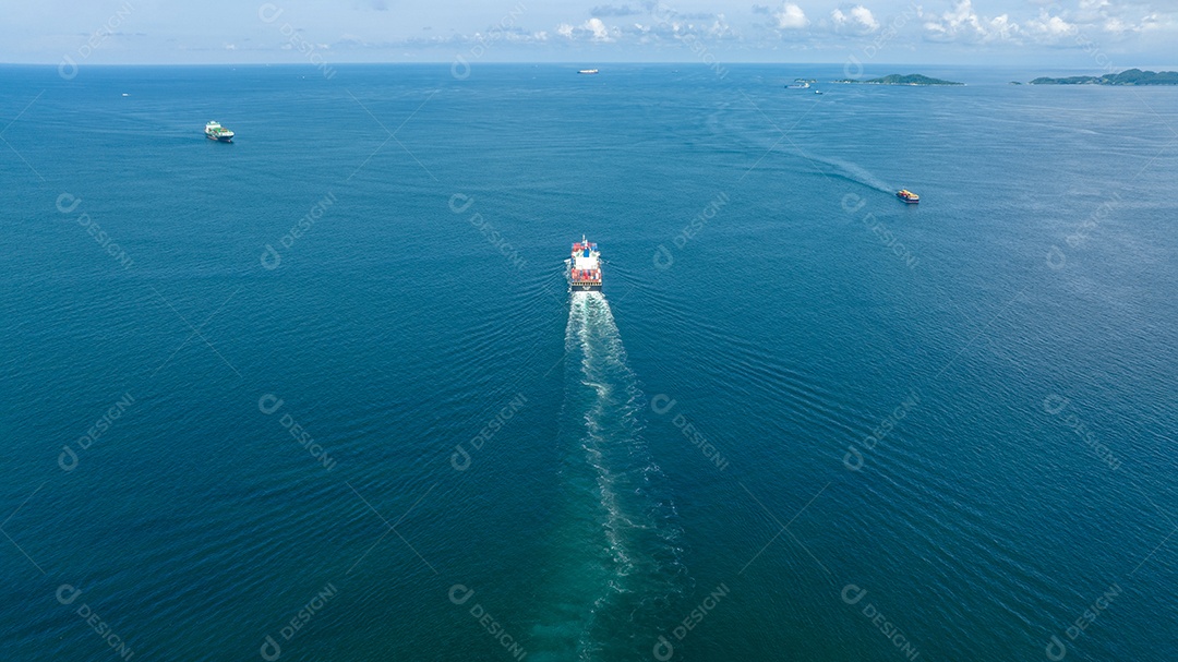 navio porta-contentores de carga no serviço de manutenção do conceito de doca seca trabalhando no mar. Conceito de navio de carga de seguro e manutenção. Seguro de manutenção do serviço de agenciamento de cargas