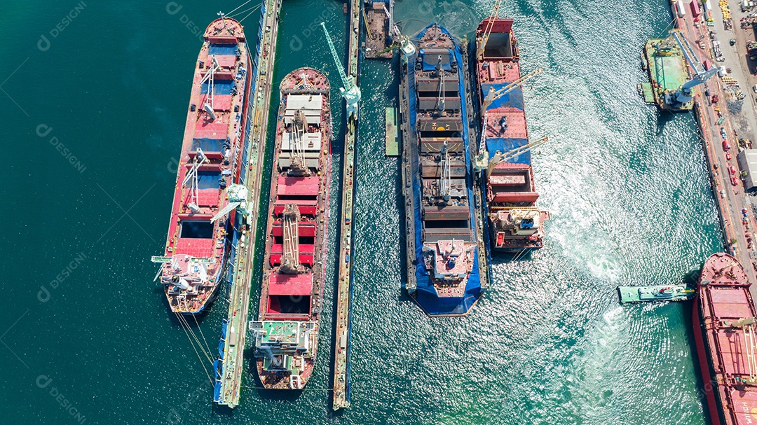 navio porta-contentores de carga no serviço de manutenção do conceito de doca seca trabalhando no mar. Conceito de navio de carga de seguro e manutenção. Seguro de manutenção do serviço de agenciamento de cargas