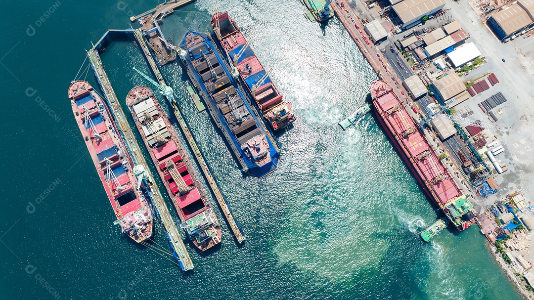 navio porta-contentores de carga no serviço de manutenção do conceito de doca seca trabalhando no mar. Conceito de navio de carga de seguro e manutenção. Seguro de manutenção do serviço de agenciamento de cargas