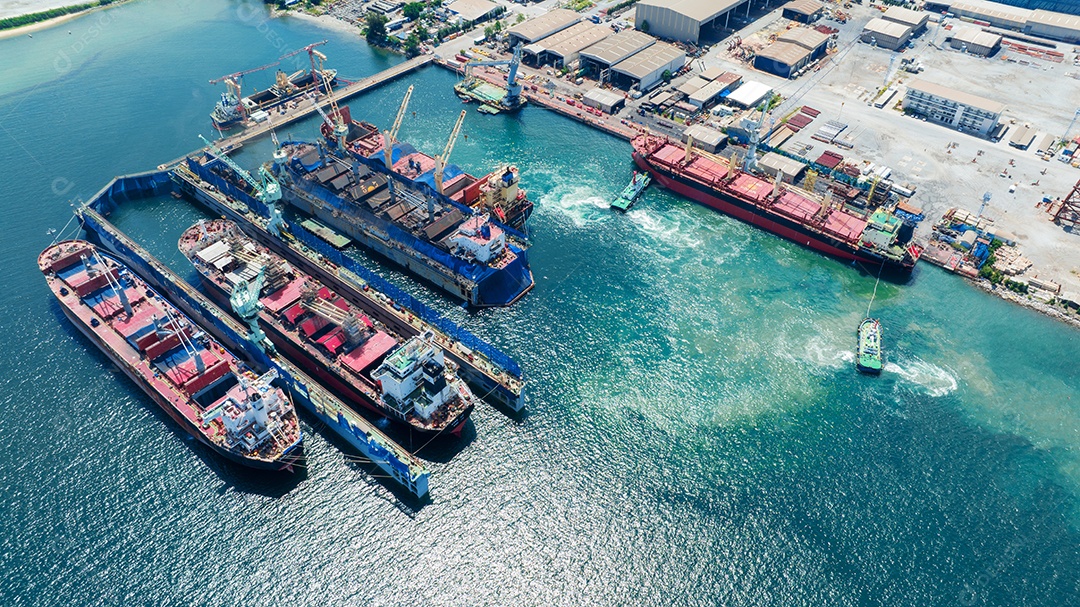navio porta-contentores de carga no serviço de manutenção do conceito de doca seca trabalhando no mar. Conceito de navio de carga de seguro e manutenção. Seguro de manutenção do serviço de agenciamento de cargas