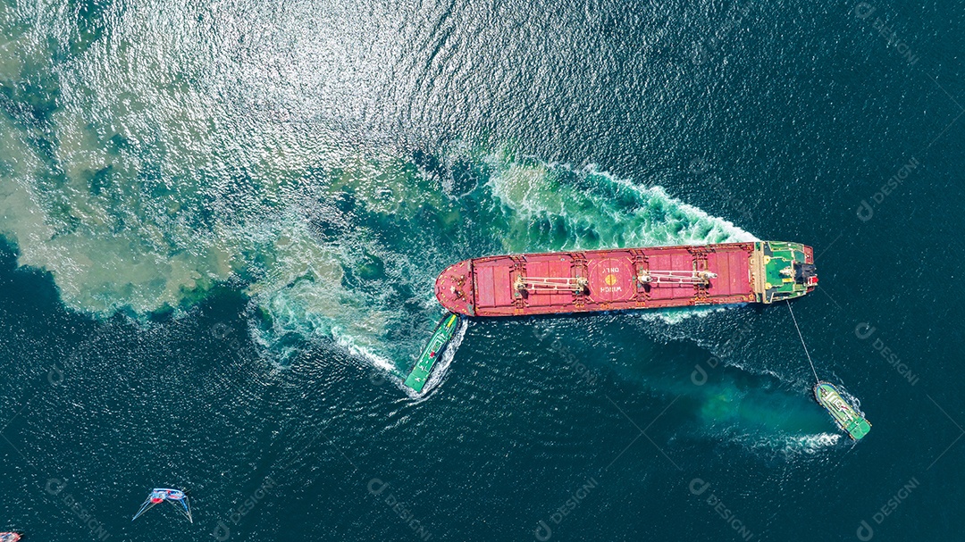 Rebocador arrasto de barco Barcaça transportar unidade de construção de tubo de aço de metal, sem certificado internacional de prevenção de poluição de lodo de esgoto, lodo de esgoto no mar feito pela atividade do conceito de navio