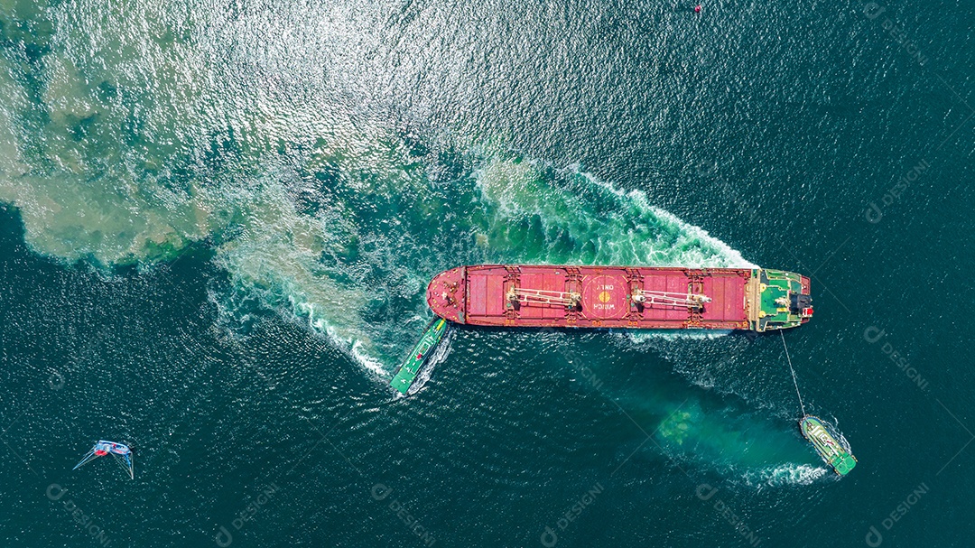 Rebocador arrasto de barco Barcaça transportar unidade de construção de tubo de aço de metal, sem certificado internacional de prevenção de poluição de lodo de esgoto, lodo de esgoto no mar feito pela atividade do conceito de navio