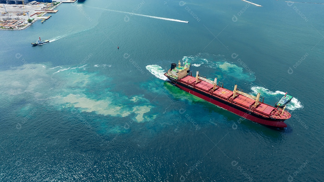 Rebocador arrasto de barco Barcaça transportar unidade de construção de tubo de aço de metal, sem certificado internacional de prevenção de poluição de lodo de esgoto, lodo de esgoto no mar feito pela atividade do conceito de navio