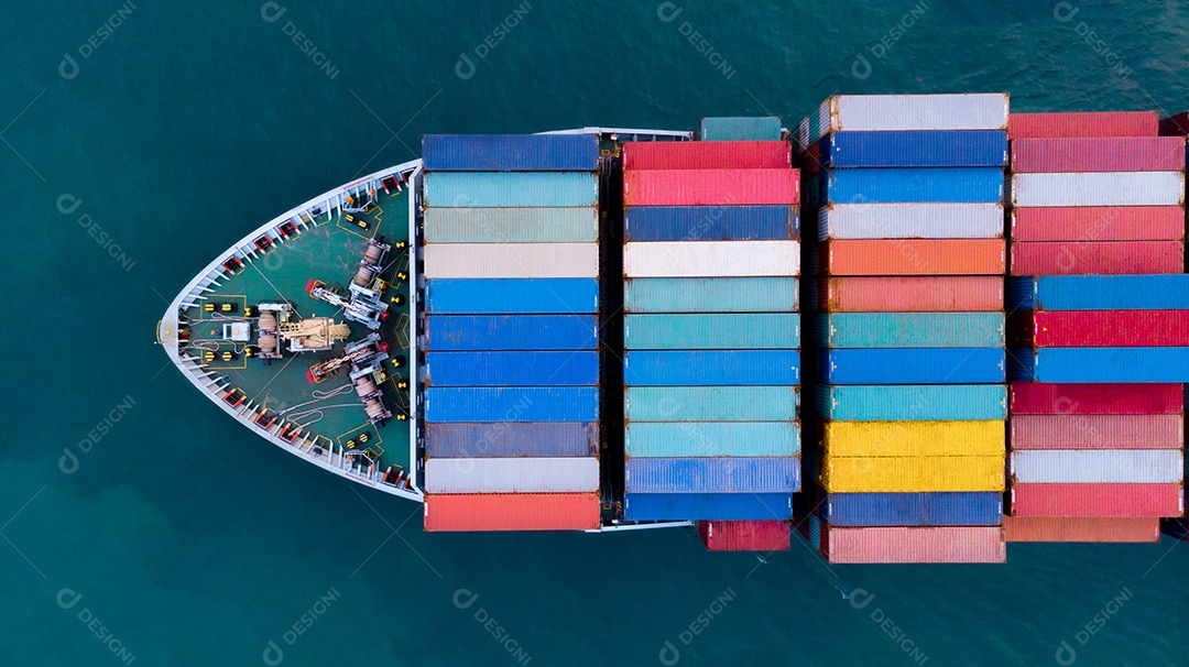 Navio de carga transportando contêiner e correndo para mercadorias de exportação do porto de pátio de carga para outro navio de transporte de frete de conceito oceânico.