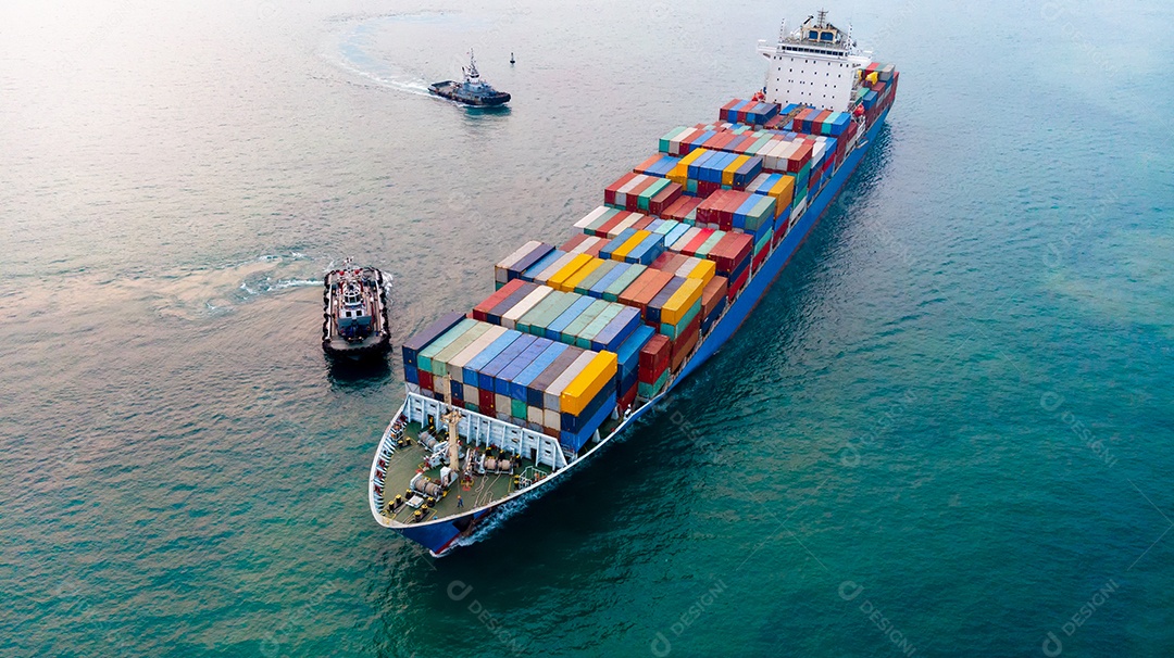 Antena de navio de carga transportando contêiner e correndo para mercadorias de exportação do porto de pátio de carga para outro navio de transporte de frete de conceito oceânico.