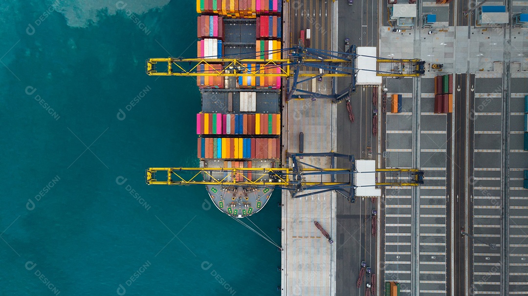 Navio porta-contentores de carga sob o conceito de transporte de serviço de importação e exportação de carga de grande guindaste.