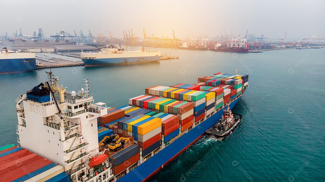 Antena do navio de carga transportando contêiner e correndo para mercadorias de exportação do porto do pátio de carga para outro navio de transporte de carga conceito oceânico no mar azul.