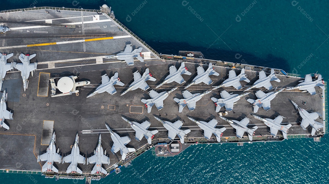 Navio nuclear, avião de combate de carregamento completo do porta-navio da marinha militar para preparar tropas.