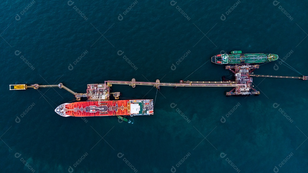 Vista aérea do navio de gás GLP no porto de bombeamento no mar.