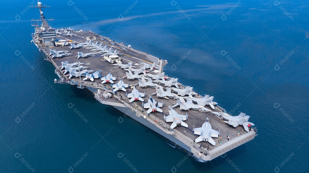 Navio nuclear, avião de combate de carregamento completo do porta-navio da marinha militar para preparar tropas.