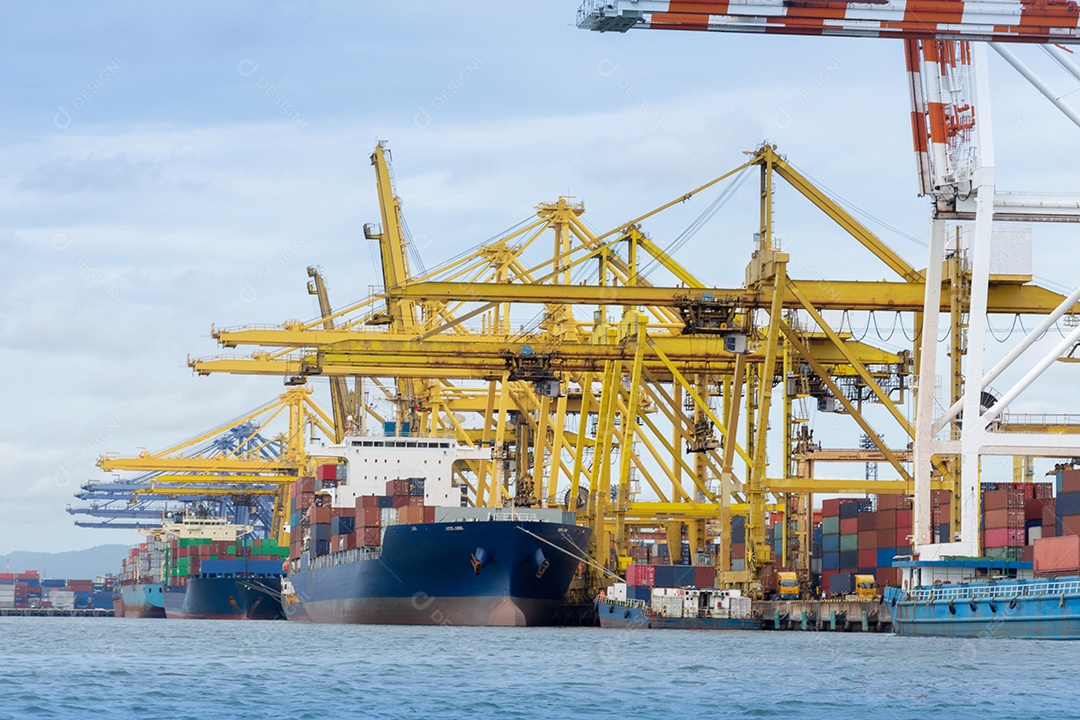 guindaste de carga no porto de pátio internacional para carregar tanque grande de navio para caminhão conceito transporte logístico por navio