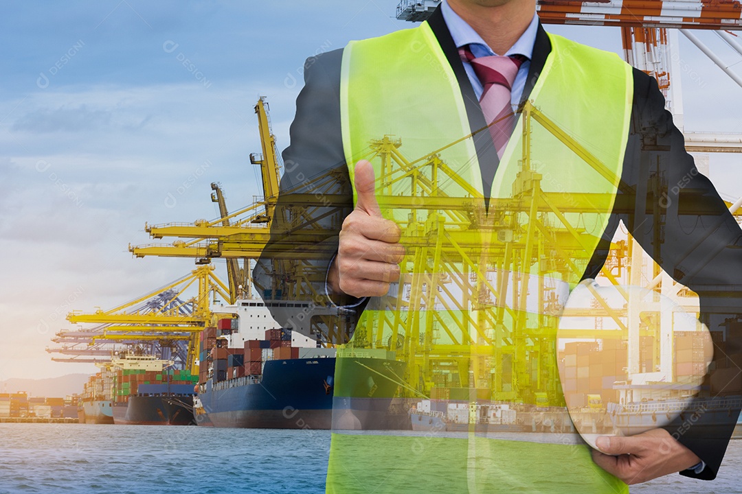 homem de negócios polegar para cima com guindaste de carga no porto internacional para carregar tanque grande de navio para caminhão conceito transporte logístico por navio