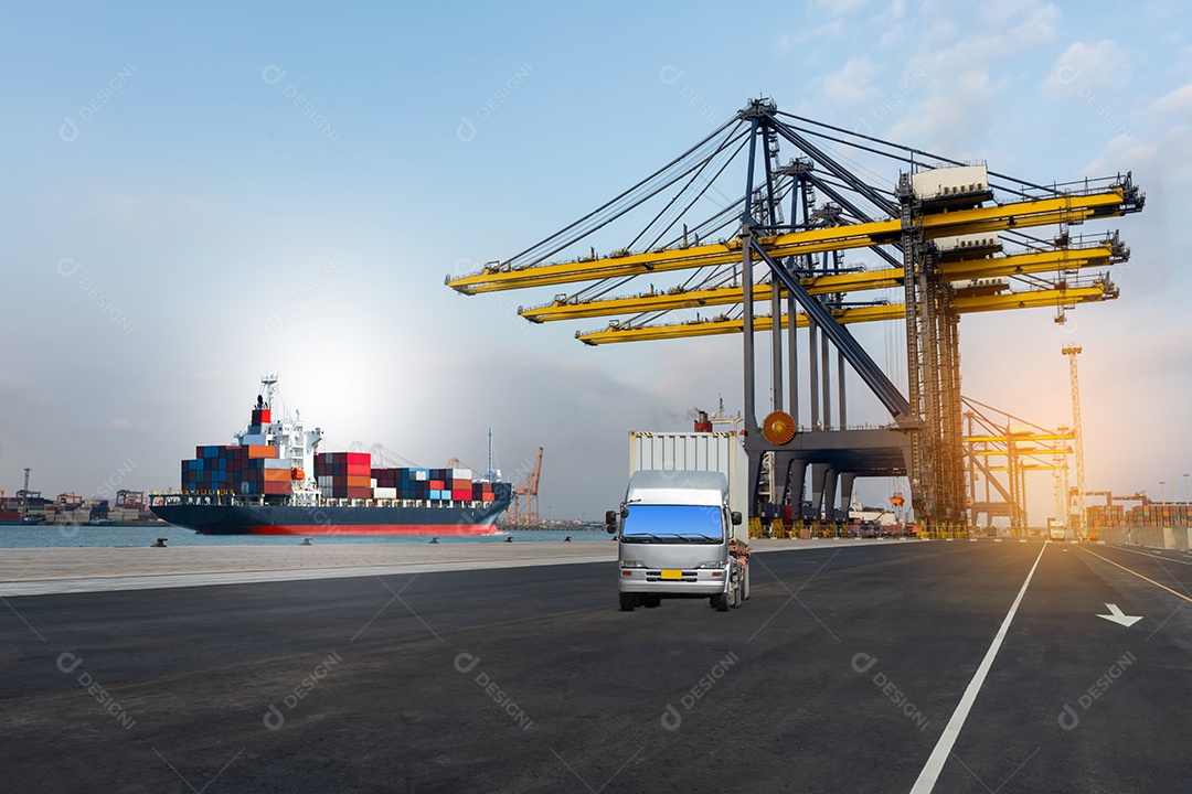 Contêiner de carregamento de controle de capataz por guindaste no porto marítimo internacional de contêineres.