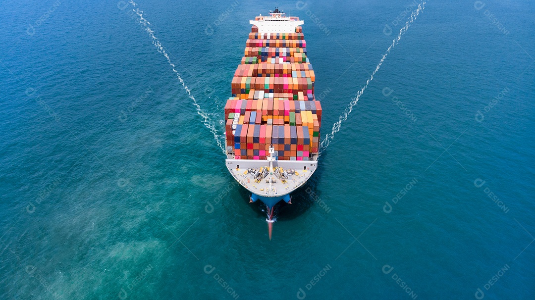 Antena do navio de carga transportando contêiner e correndo para mercadorias de exportação do porto de pátio de carga para outro navio de transporte de carga conceito oceânico no mar azul, transporte de serviço logístico.