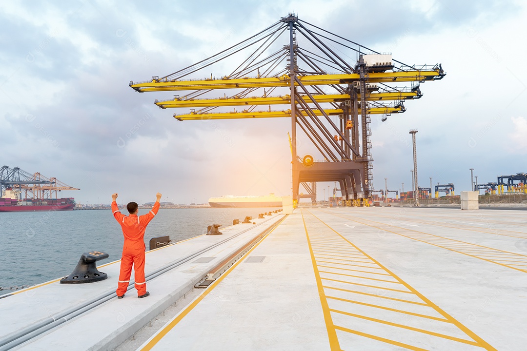 Contêiner de carregamento de controle de capataz por guindaste no porto marítimo internacional de contêineres.