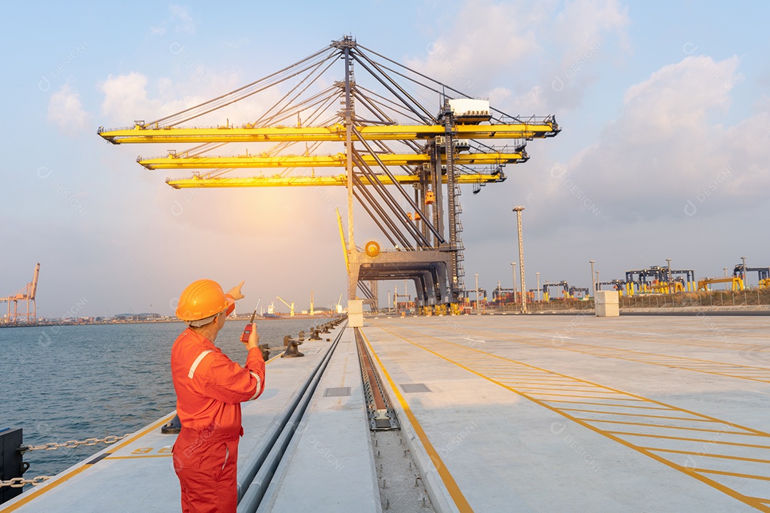 Contêiner de carregamento de controle de capataz por guindaste no porto marítimo internacional de contêineres.