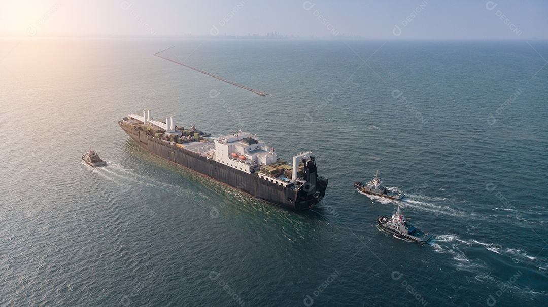 navio, navio logístico da marinha militar e navio trug navegando no mar perto da terra do porto.