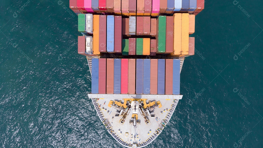 Antena do navio de carga transportando contêiner e correndo para mercadorias de exportação do porto do pátio de carga para outro navio de transporte de carga conceito oceânico no mar azul.
