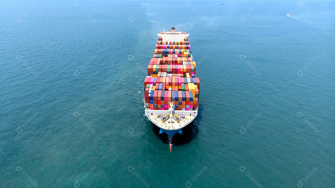Antena do navio de carga transportando contêiner e correndo para mercadorias de exportação do porto do pátio de carga para outro navio de transporte de carga conceito oceânico no mar azul.
