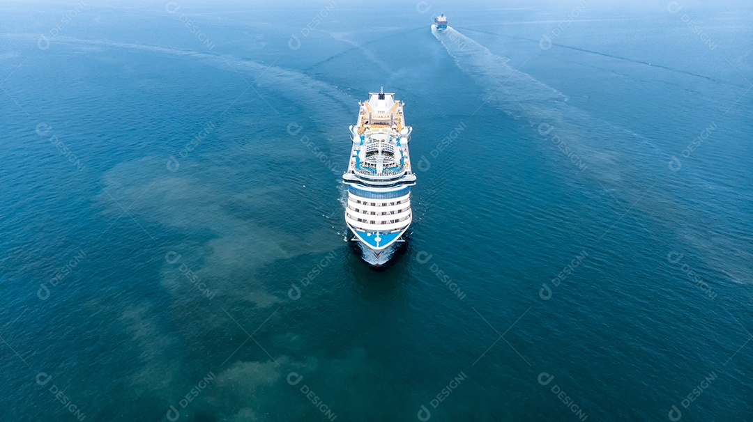 Vista aérea do belo navio de cruzeiro branco acima do cruzeiro de luxo no oceano oceano conceito turismo viagens de férias tirar férias no verão.