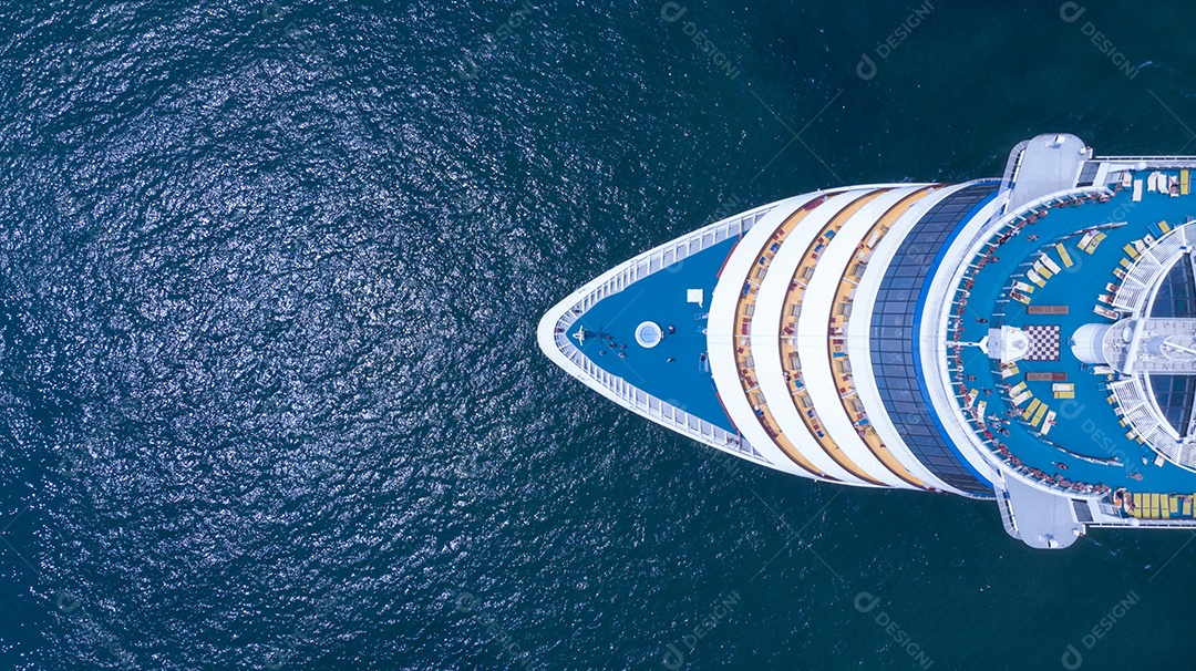 Vista aérea do belo navio de cruzeiro branco acima do cruzeiro de luxo no oceano oceano conceito turismo viagens de férias tirar férias no verão.