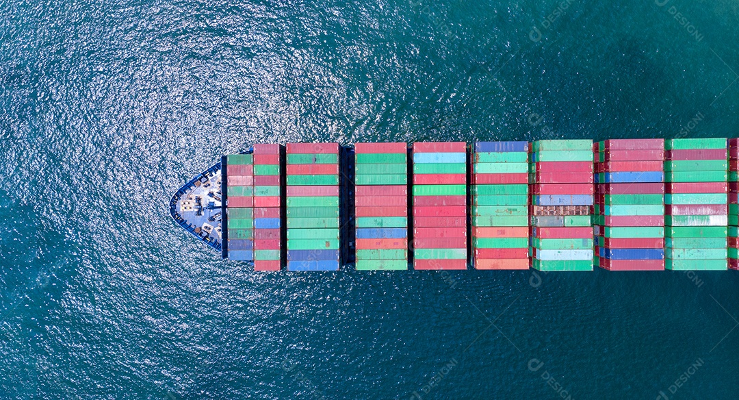 Antena do navio de carga transportando contêiner e correndo para mercadorias de exportação do porto do pátio de carga para outro navio de transporte de carga conceito oceânico no mar azul.