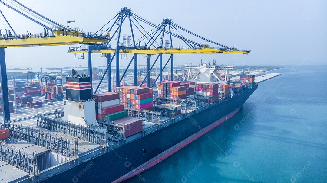 guindaste emprestando contêiner de carga para navio porta-contêineres no conceito de porto de pátio de terminal internacional transporte de carga por navio.