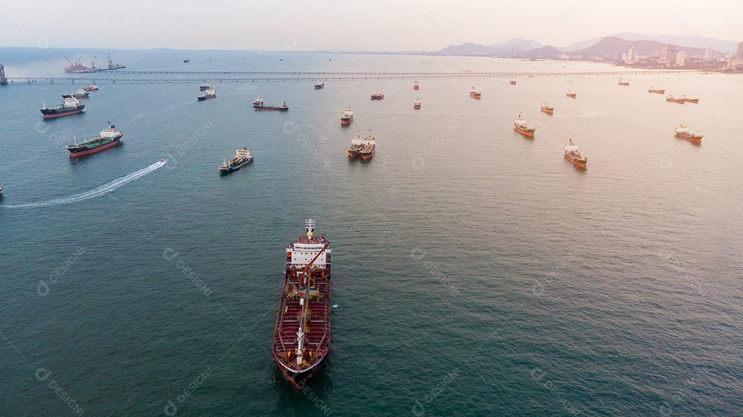 Vista aérea do navio de gás GLP no porto de bombeamento no mar.