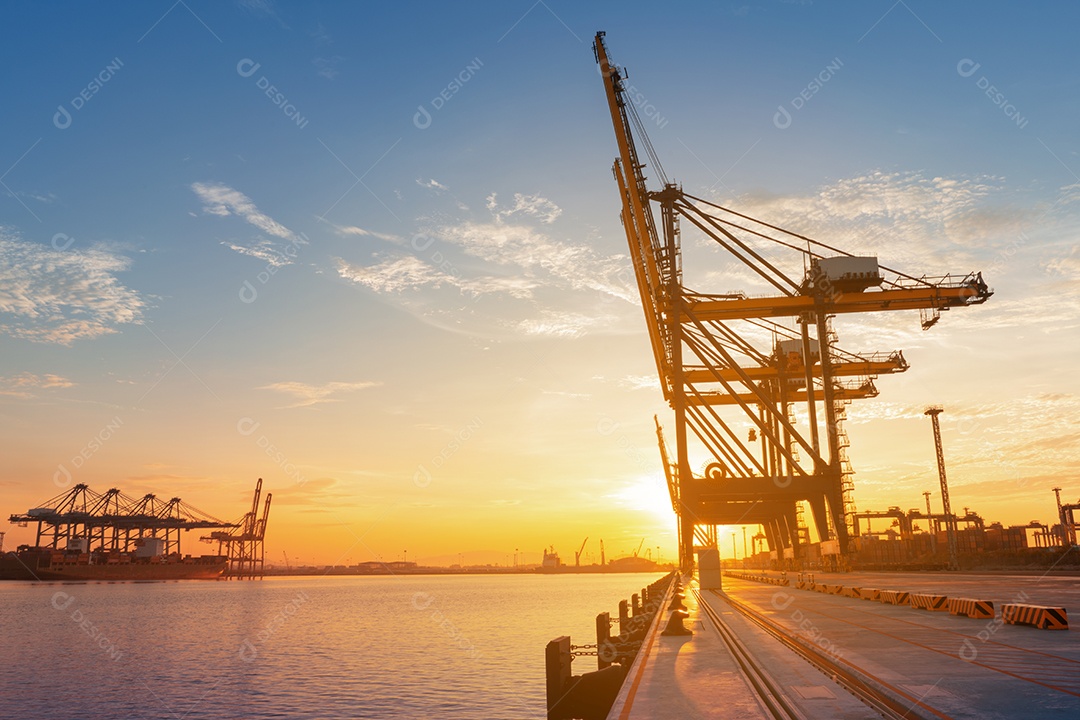 guindaste no porto marítimo internacional de contêineres no nascer do sol para carregar o contêiner cago para enviar o conceito de transporte de serviço logístico.