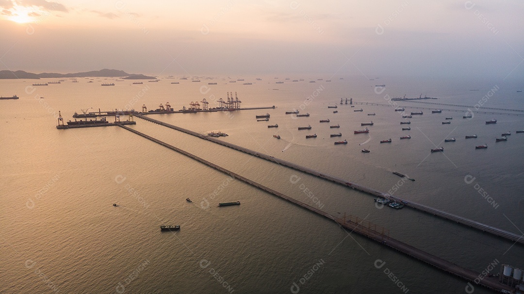 Vista aérea do navio de gás em torno do porto de navios terminal internacional.