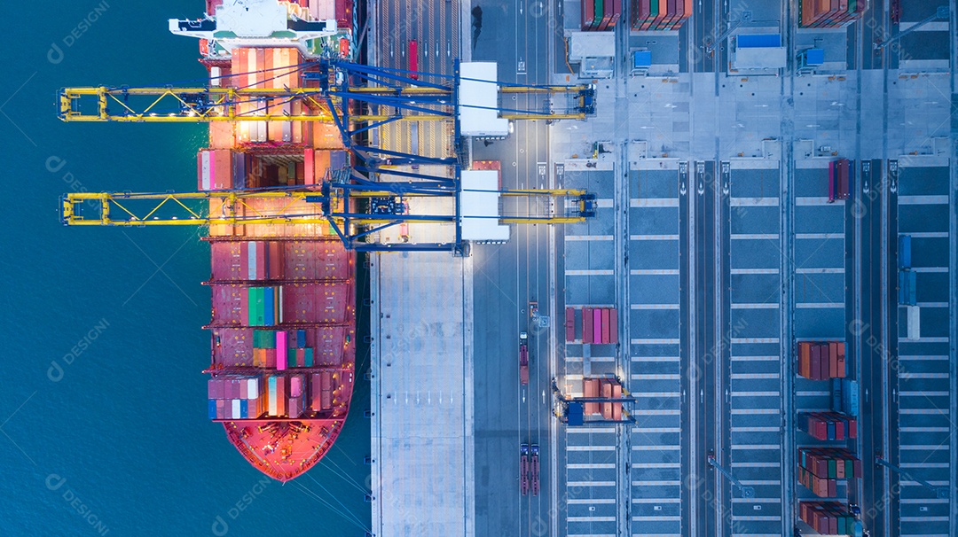 Antena de navio de carga transportando contêiner e correndo para exportação.