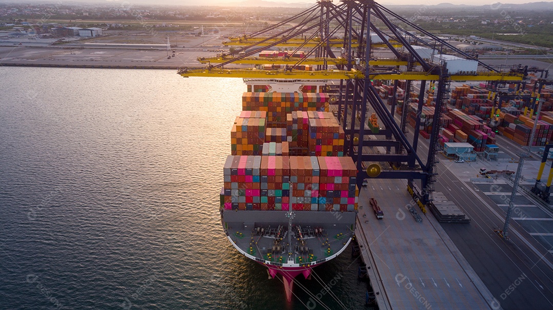 Guindaste emprestando contêiner de carga para navio porta- contêineres no internato.