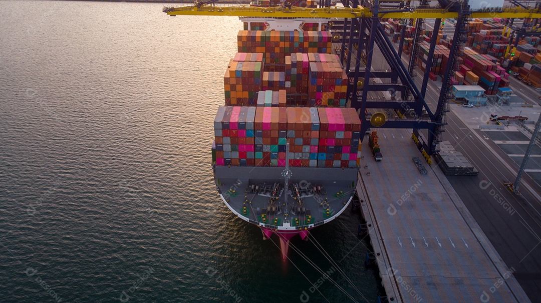 Guindaste emprestando contêiner de carga para navio porta- contêineres no internato.