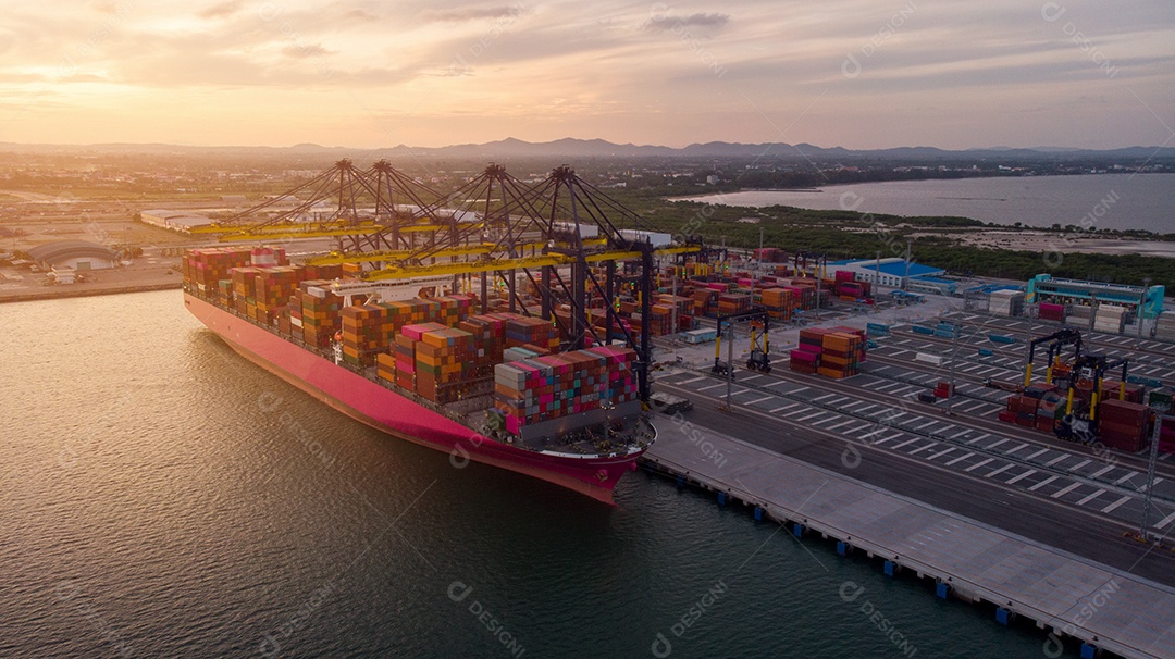 Guindaste emprestando contêiner de carga para navio porta- contêineres no internato.