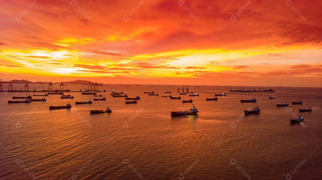 Vista aérea de um monte de navio de gás GLP navio no céu quente do sol.